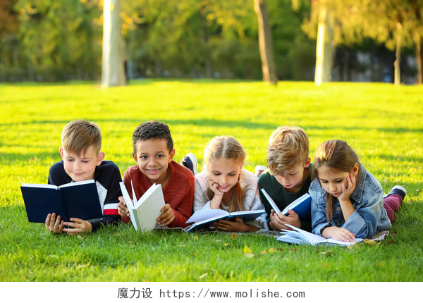 可爱的小孩子在公园看书可爱的小孩子在公园看书